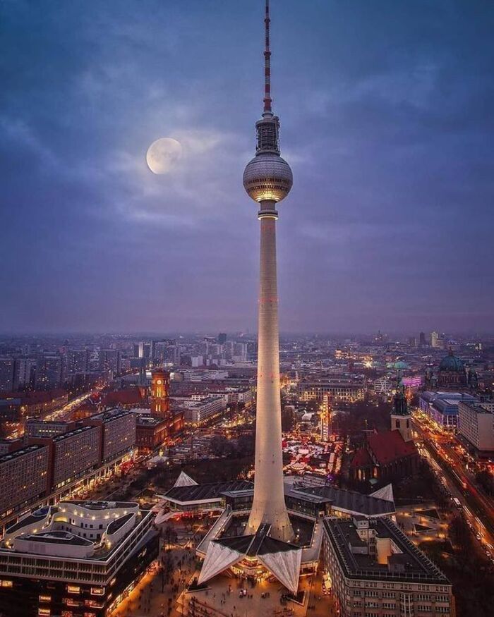 Chiêm ngưỡng tháp truyền hình Fernsehturm khi du lịch Berlin Đức 