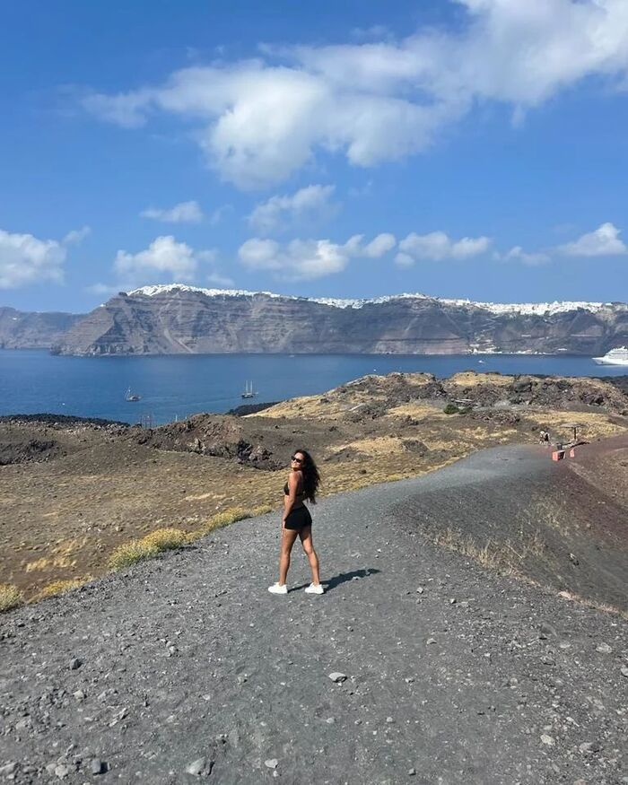 Khám phá núi lửa Nea Kameni khi du lịch Santorini Hy Lạp 