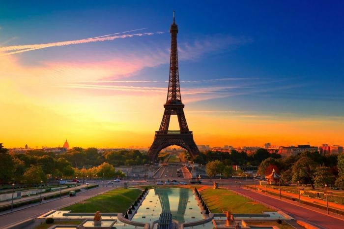 Check in tại tháp Effiel - Pháp khi đi du lịch Châu Âu tháng 11