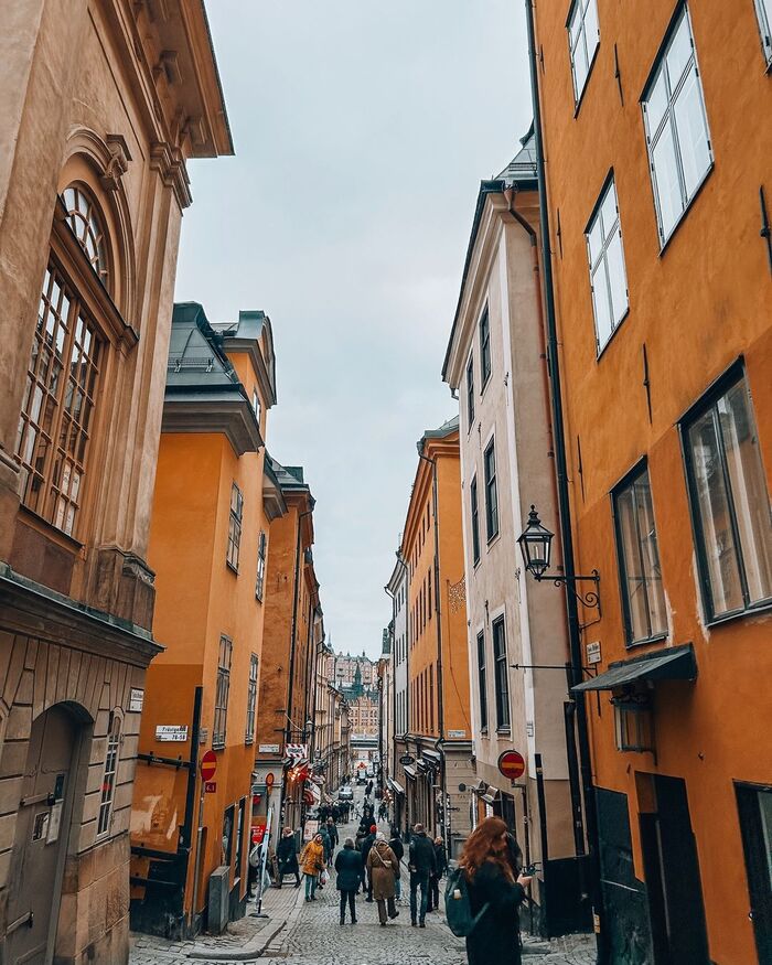 đi bộ khám phá phố cổ khi Du lịch Thủ đô Stockholm Thụy Điển