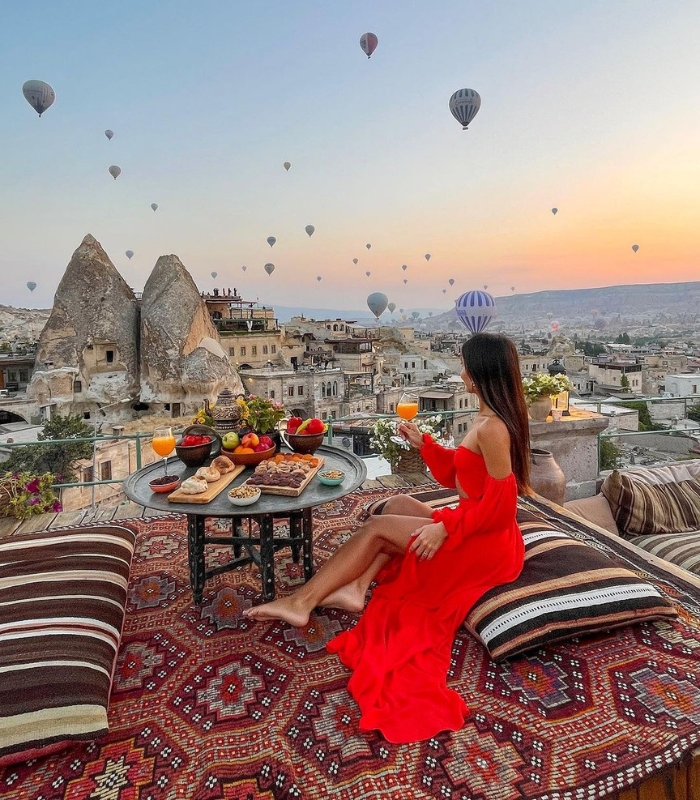 Giá tour Thổ Nhĩ Kỳ - Khung cảnh kinh khí bay khắp trời tại Cappadocia