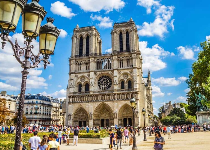 Kinh nghiệm du lịch pháp bỉ hà lan đức - Nhà thờ Đức Bà là một biểu tượng của thành phố Paris
