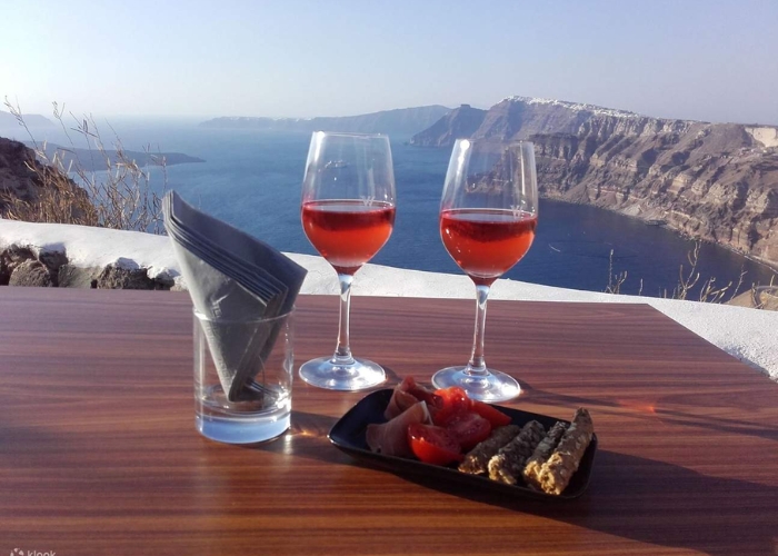 Tour Santorini giá bao nhiêu - Rượu vang Santorini là một loại rượu vang nổi tiếng thế giới