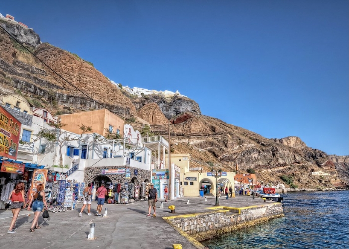 Tour Santorini giá bao nhiêu - Cãng cũ Fira là điểm thu hút khách du lịch nổi tiếng nhất của Santorini