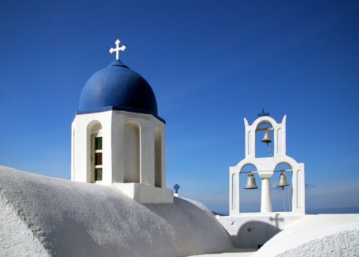 Tour Santorini giá bao nhiêu - Mái nhà huyền thoại với ba tháp chuông là một biểu tượng của Santorini