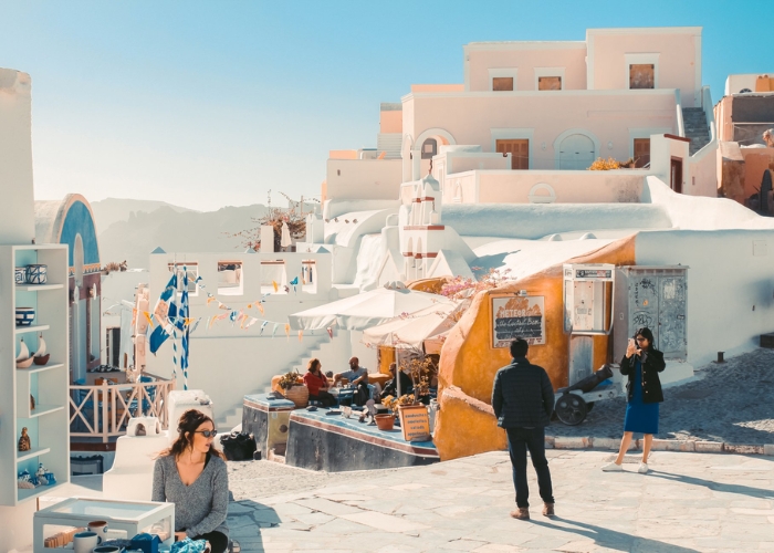 Tour Santorini giá bao nhiêu - Làng Oia (Ia) địa điểm thu hút nhiều khách du lịch tại vùng biển Aegean