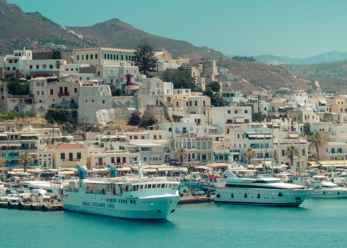 Tour Santorini giá bao nhiêu - Khung cảnh nhộn nhịp tại làng Perissa