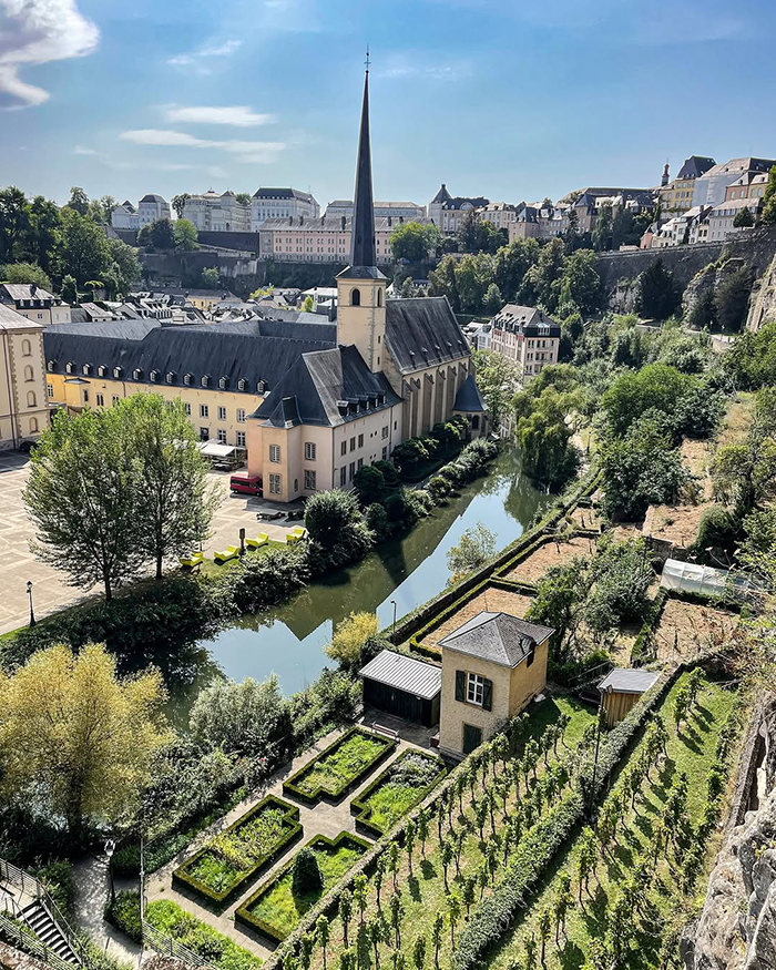 Đập Esch-sur-Sûre không thể bỏ qua khi du lịch Luxembourg vào mùa xuân