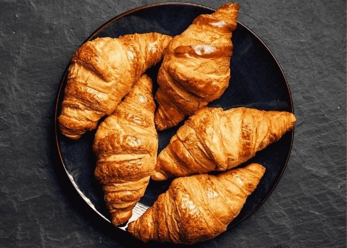 Món ăn phải thử tại Pháp - Bánh sừng bò Croissant