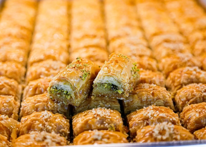Du lịch đảo Santorini Hy Lạp - Baklava đây là món tráng miệng ngọt phổ biến tại Hy Lạp