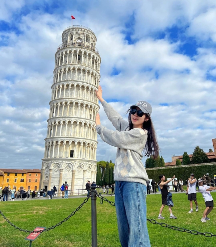 Du khách đến tham quan chụp ảnh tại tháp nghiêng Pisa Ý