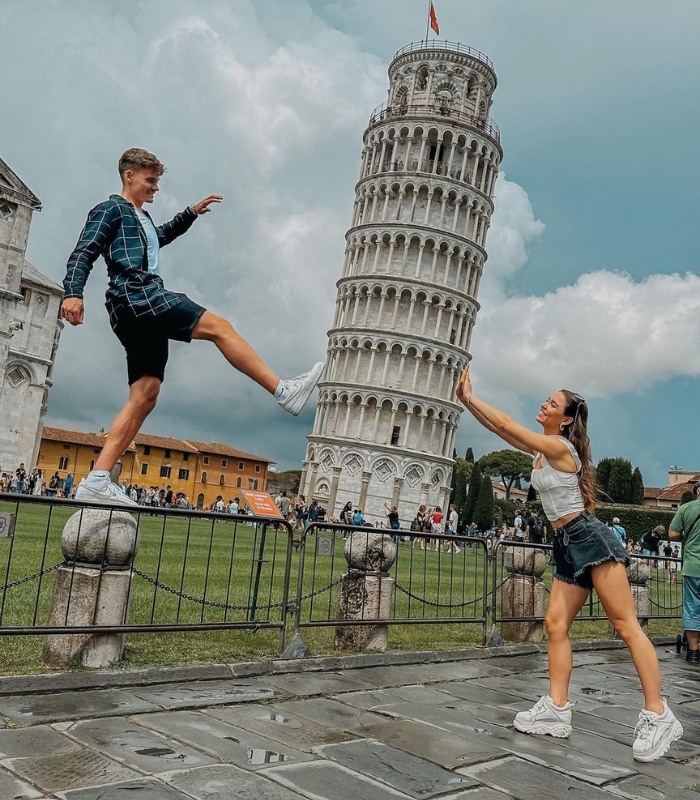 Tạo dáng độc lạ bên tháp nghiêng Pisa Ý