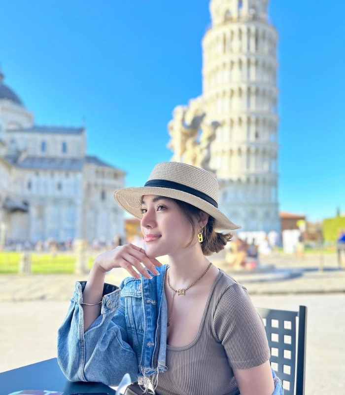 Bạn có thể ngồi từ xa để nhìn ngắm tháp nghiêng Pisa Ý