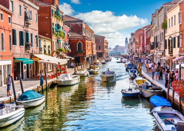 Kinh nghiệm du lịch Venice Ý - Murano là một điểm đến du lịch nổi tiếng, và có nhiều cửa hàng bán thủy tinh