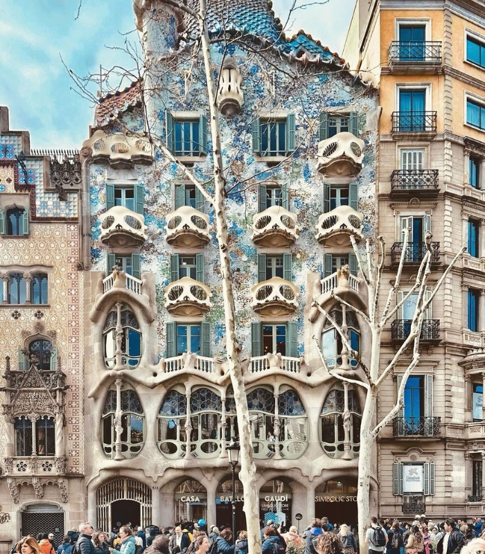 Ngôi nhà Casa Batlló Tây Ban Nha nổi tiếng với vẻ đẹp độc đáo và đầy sáng tạo