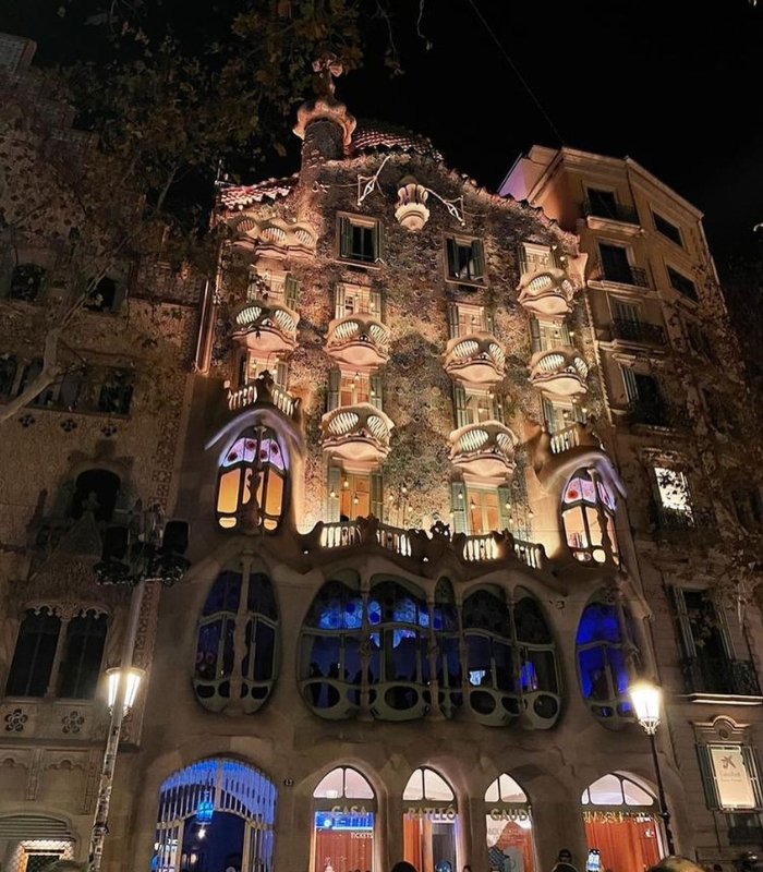 Khung cảnh ngôi nhà Casa Batlló Tây Ban Nha về đêm