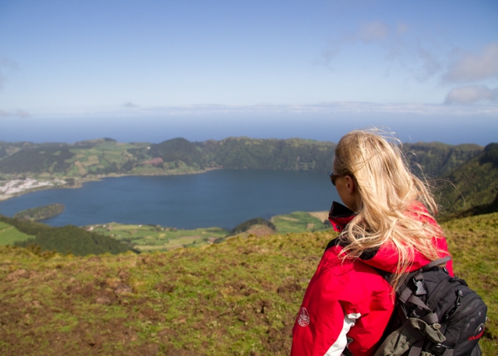 Quần đảo Azores Bồ Đào Nha - Một số hoạt động phổ biến dành cho du khách trên đảo São Miguel là đi bộ đường dài