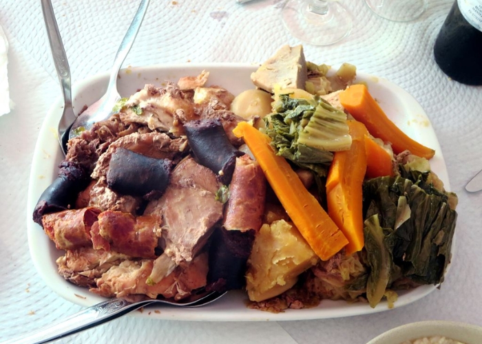 Quần đảo Azores Bồ Đào Nha - Cozido das Furnas đây là món hầm truyền thống được làm từ thịt, rau và khoai lang
