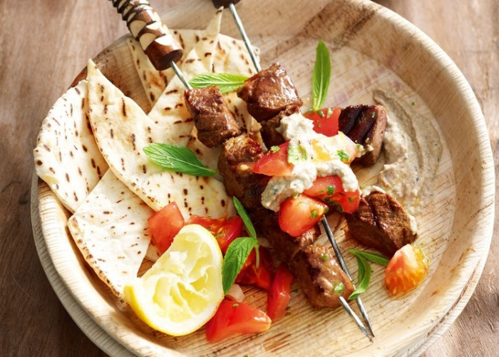 Souvlaki là món ăn đường phố nổi tiếng được ăn cùng bánh mì pita mềm mại và sốt tzatziki độc đáo