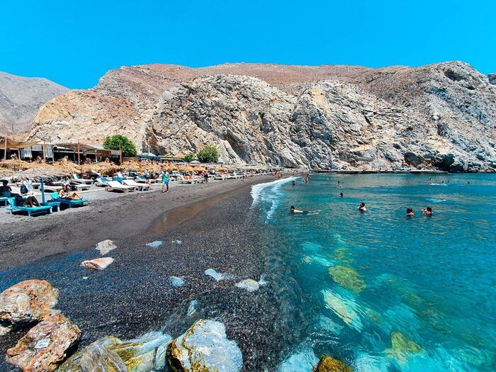 du lịch Santorini Hy Lạp đắm mình trong bãi biển đen