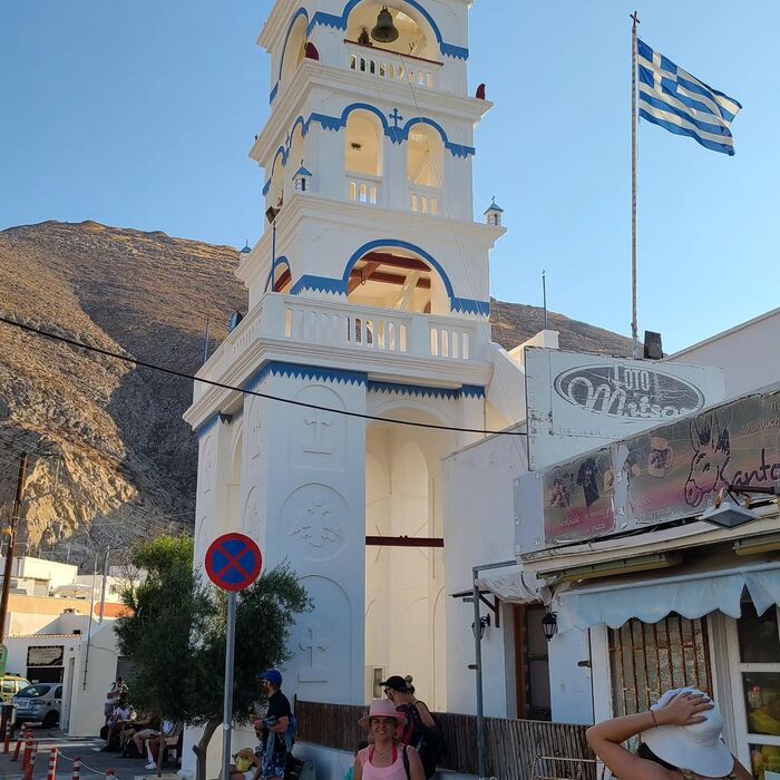 tham quan làng Perissa khi du lịch Santorini Hy Lạp 
