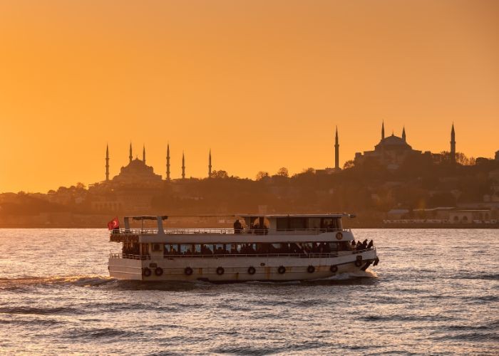 Du thuyền trên eo Bosphorus