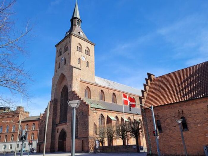 Khám phá nhà thờ St. Knud khi du lịch Odense Đan Mạch.