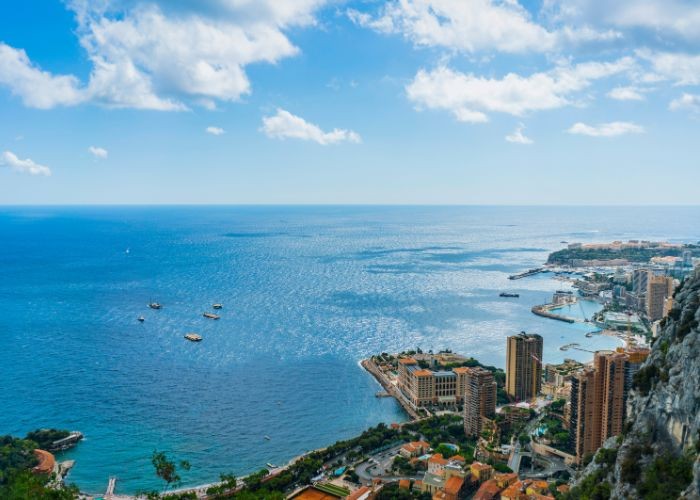 Tắm biển Larvotto là trải nghiệm hấp dẫn tại Monaco