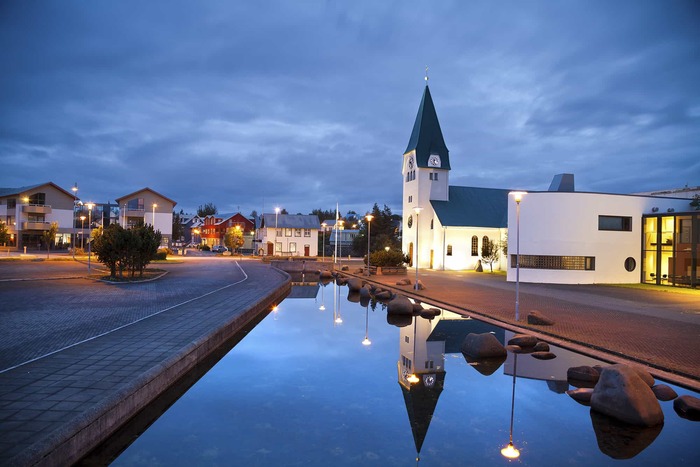 Tham quan làng Hafnarfjörður khi du lịch Reykjavik Iceland 