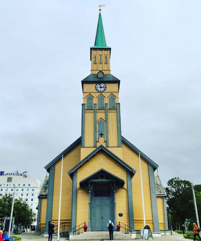 Du lịch Tromso Na Uy ghé thăm nhà thờ Tromso 
