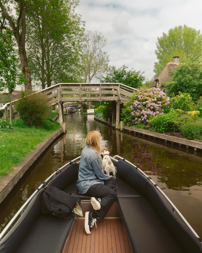 Chụp ảnh kỷ niệm tại làng Giethoorn Hà Lan