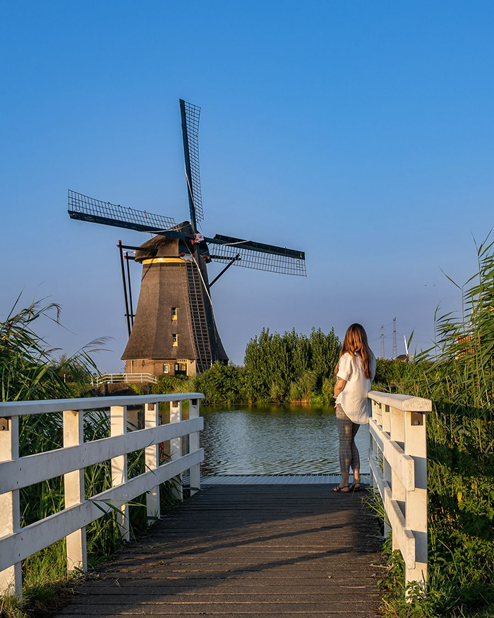 Mua sắm quà lưu niệm tại làng Kinderdijk Hà Lan