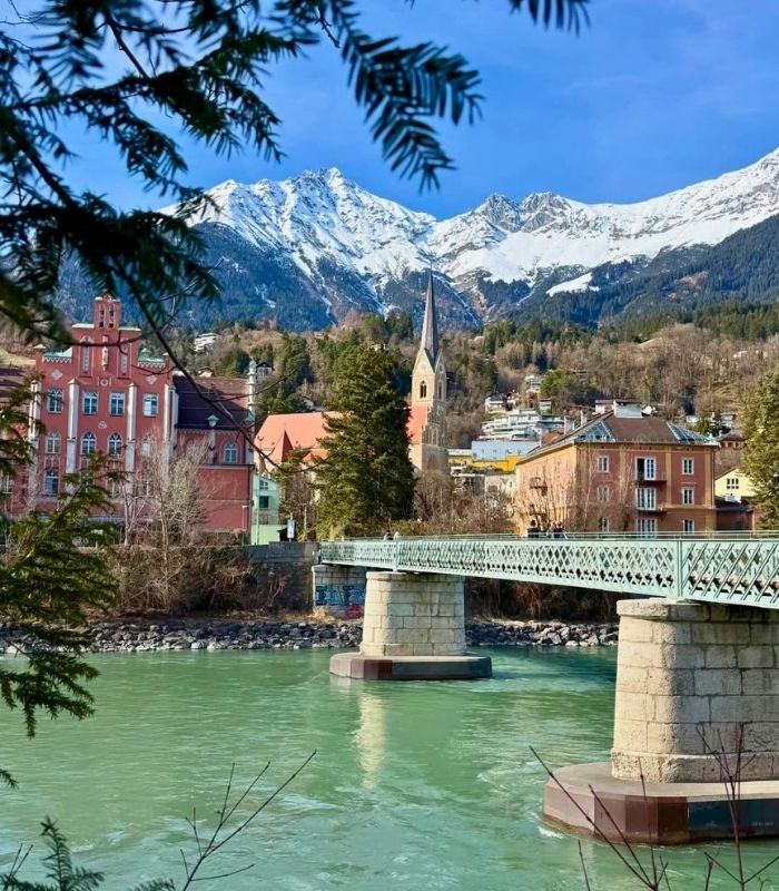 Innsbrucknằm giữa những dãy núi Alps hùng vĩ