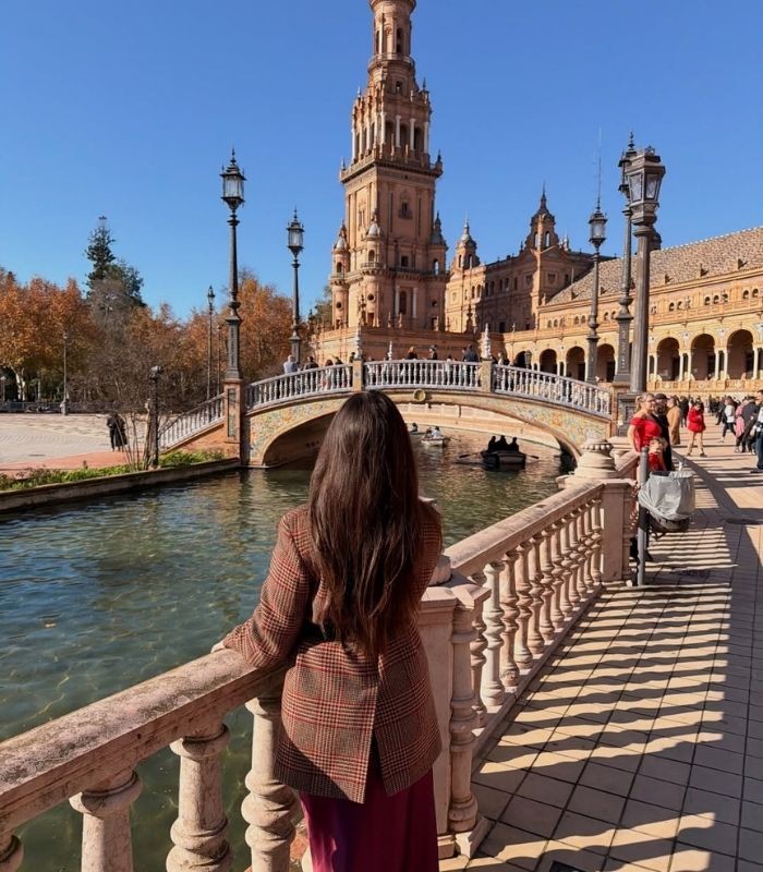Vào mùa lễ hội xuân hoặc cao điểm hè, giá phòng tại Seville và Barcelona có thể tăng gấp đôi