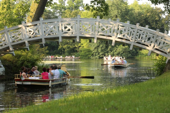 du ngoạn trên sông tại công viên xanh gần berlin