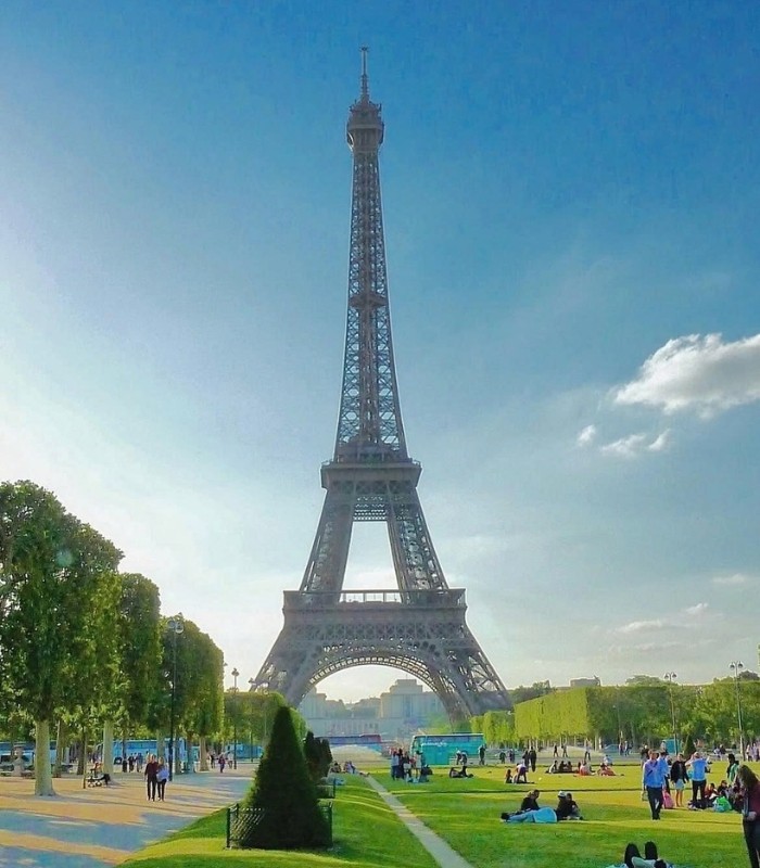 Góc chụp hình đẹp với tháp Eiffel - Bãi cỏ công viên Champ de Mars