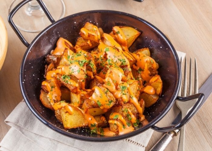 Món ăn ngon tại Tây Ban Nha - Khoai tây chiên sốt cay (Patatas Bravas)