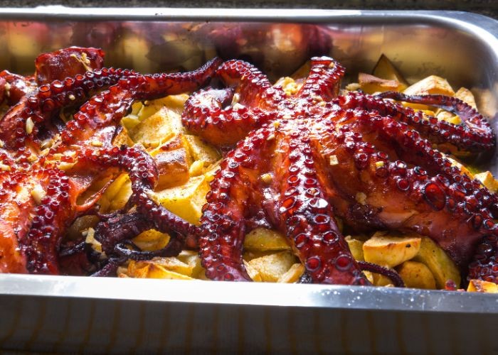 Món ăn ngon tại Bồ Đào Nha - Bạch tuộc nướng dầu ô liu (Polvo à Lagareiro)