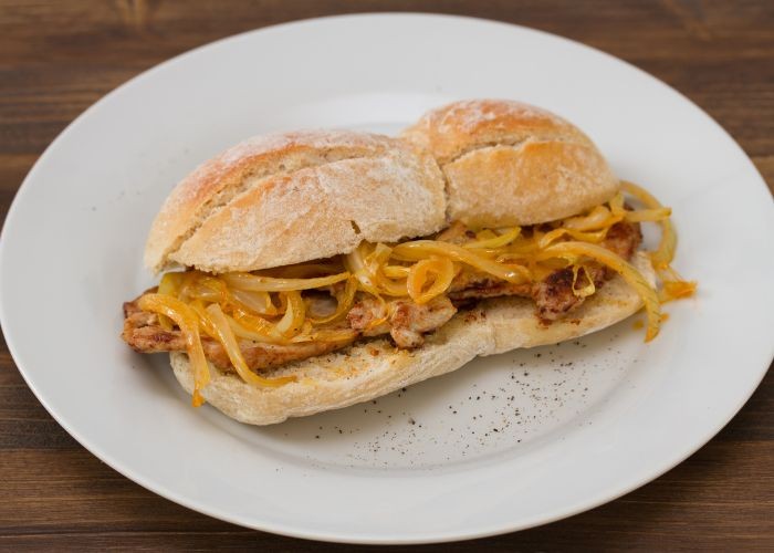 Món ăn ngon tại Bồ Đào Nha - Bánh mì kẹp thịt heo (Bifanas)