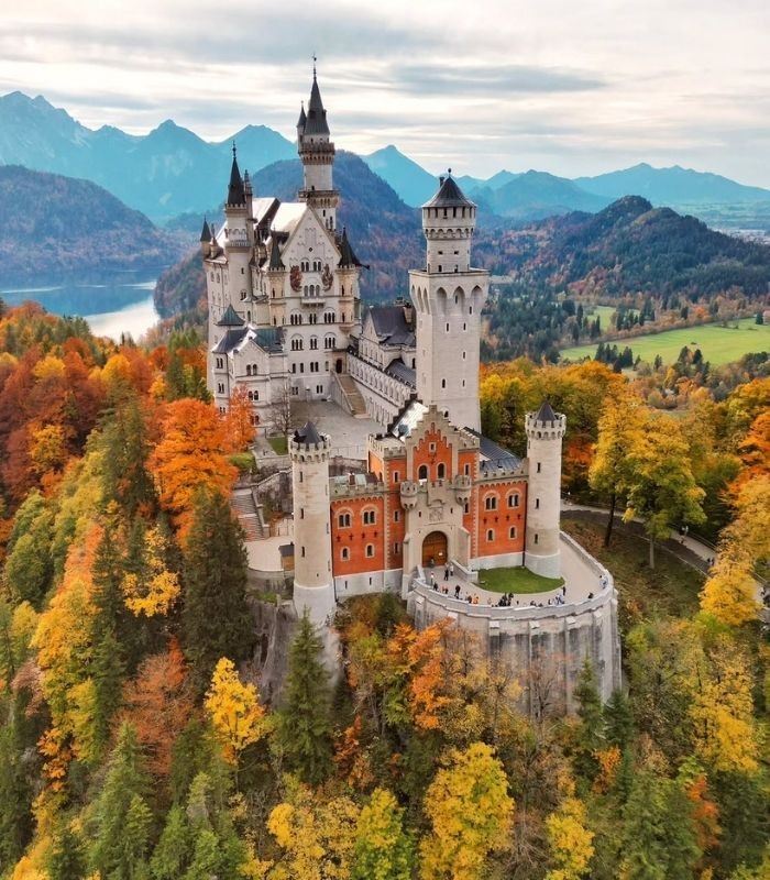Địa điểm ngắm mùa thu châu Âu - Lâu đài Neuschwanstein (Đức)