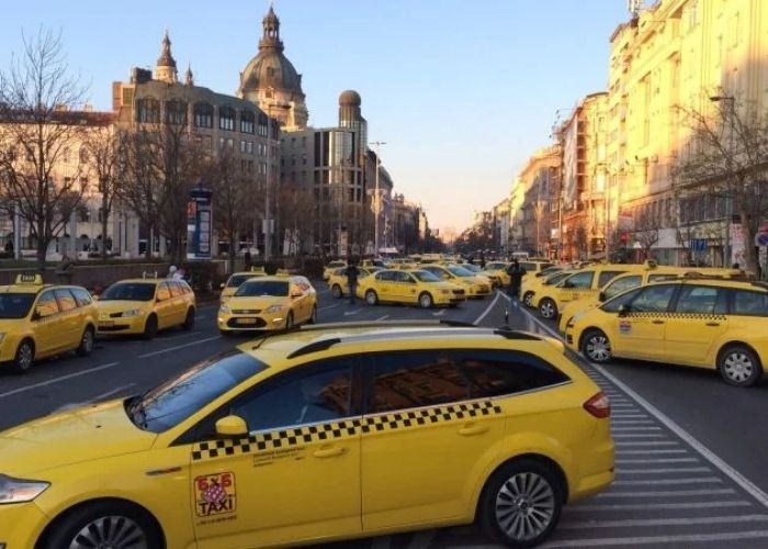 Phương tiện di chuyển tại Hungary - Taxi