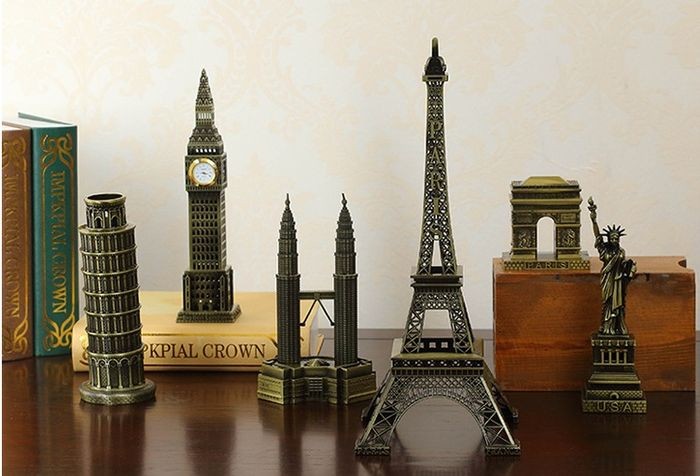 Mô hình tháp Eiffel là món quà mà nhiều người chọn mua về làm quà khi du lịch. - đi châu âu nên mua gì