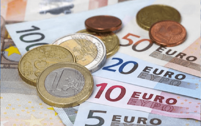 Nên đổi tiền Euro để dùng tiền mặt khi mua sắm ở Châu Âu.- du lịch châu âu mùa xuân