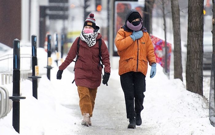 Chiếc mũ len sẽ giúp giữ ấm cho đầu bạn, giảm tình trạng cảm cúm, ốm sốt. - mặc gì khi đi du lịch châu âu mùa đông