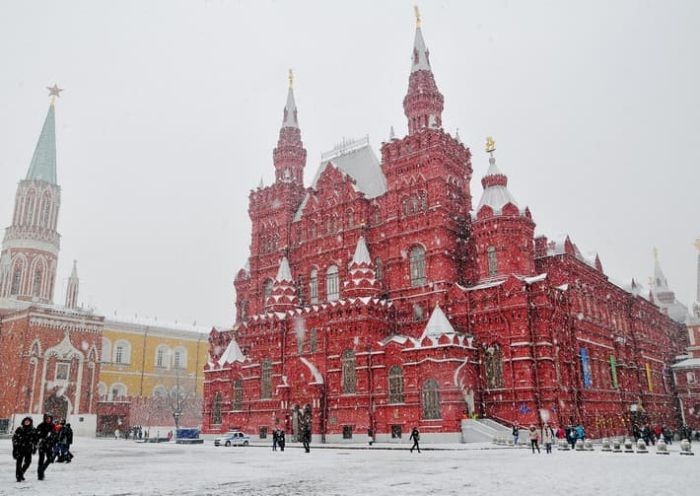 Du lịch Moscow, Nga khi trời trở lạnh sẽ mặc áo khoác lông thú.- mặc gì khi đi du lịch châu âu mùa đông