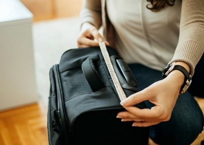 Lưu ý kiểm tra kích cỡ vali trước khi mang theo - Du lịch châu âu không nên mang gì