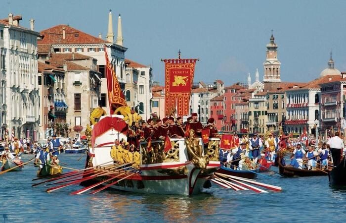 Sự hưng thịnh nhất của triều đại Venice sẽ được tái hiện trong lễ hội đua thuyền Venice. .-  lễ hội Châu  Âu
