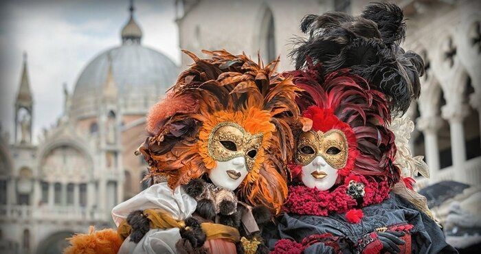 Lễ hội hóa trang Carnival ở Venice bắt nguồn từ thói quen đeo mặt nạ của giới quý tộc..-  lễ hội Châu  Âu