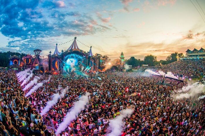 Lễ hội Tomorrowland thu hút hàng trăm, hàng triệu du khách khắp trên thế giới..-  lễ hội Châu  Âu