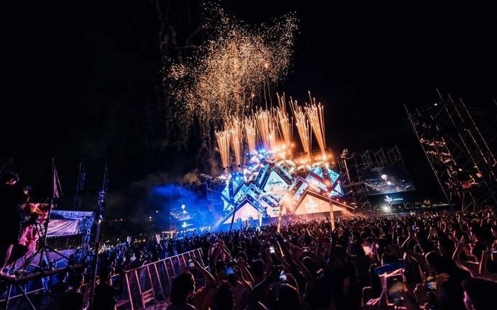 Đến lễ hội Tomorrowland bạn sẽ được gặp gỡ nhiều tên tuổi âm nhạc gạo cội. .-  lễ hội Châu  Âu